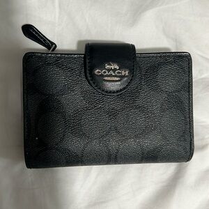 Medium Corner Zip Wallet in Signature Canvas